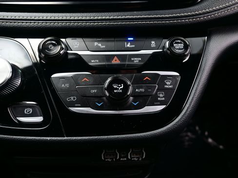 Used 2024 Chrysler Pacifica Touring FWD image 24