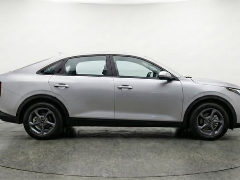 Used 2025 Kia K4 LXS image 11