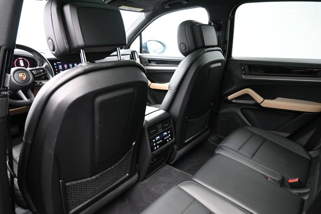 Certified 2024 Porsche Cayenne AWD/4WD image 8