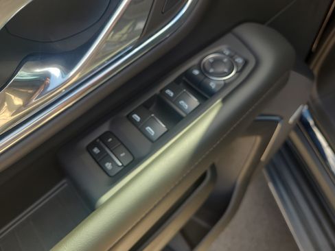 Used 2024 Chevrolet Suburban High Country AWD/4WD image 13