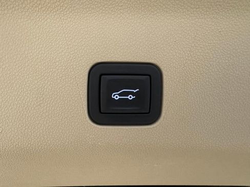 Used 2023 Cadillac Escalade Premium Luxury AWD/4WD image 28