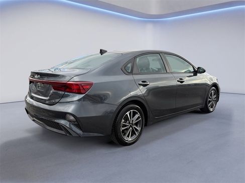 Used 2022 Kia Forte LXS image 3