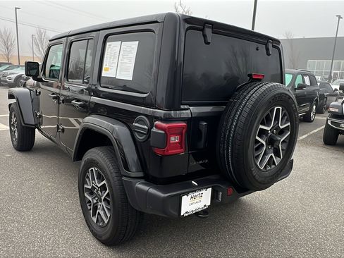 Used 2025 Jeep Wrangler Sahara image 10