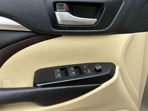 Used 2016 Toyota Highlander XLE image 11
