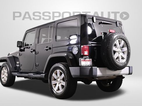 Used 2015 Jeep Wrangler Unlimited Sahara w/ Dual Top Group AWD/4WD image 9
