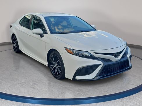 Used 2024 Toyota Camry SE FWD image 3