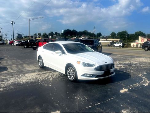 Used 2017 Ford Fusion SE image 3