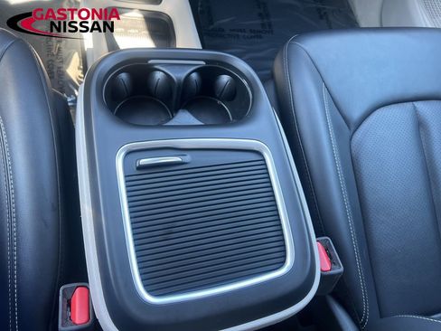 Used 2024 Chrysler Pacifica Touring-L FWD image 35
