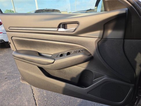 Used 2024 Nissan Altima 2.5 SV FWD image 16