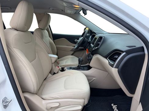Used 2019 Jeep Cherokee Latitude w/ Popular Appearance Group FWD image 18