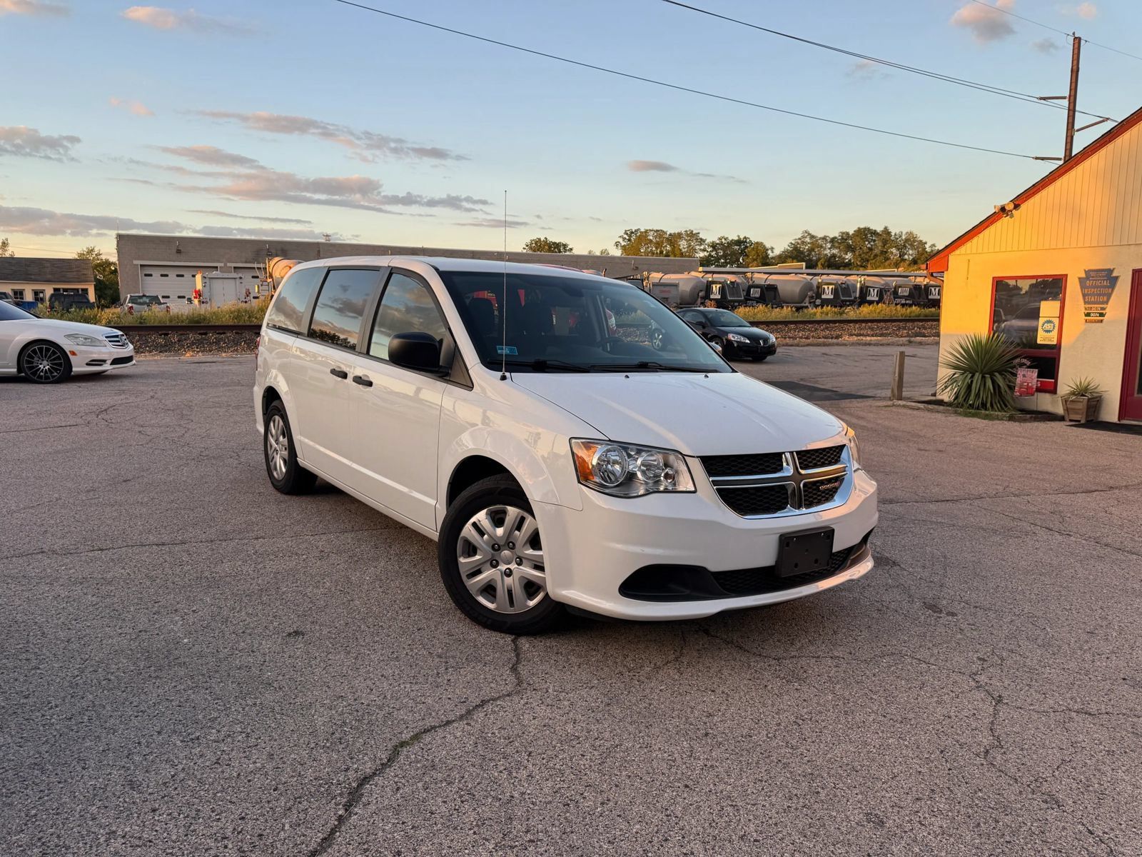 Used 2019 Dodge Grand Caravan SE FWD image 3