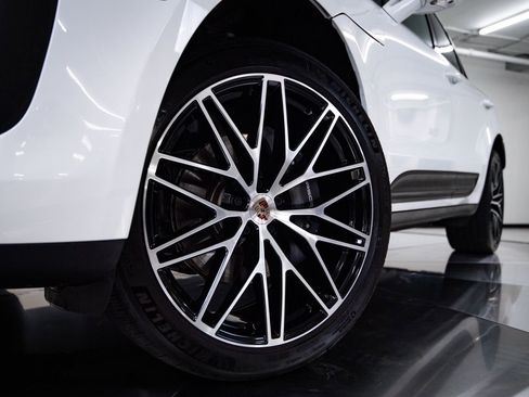 Certified 2026 Porsche Macan AWD/4WD image 12
