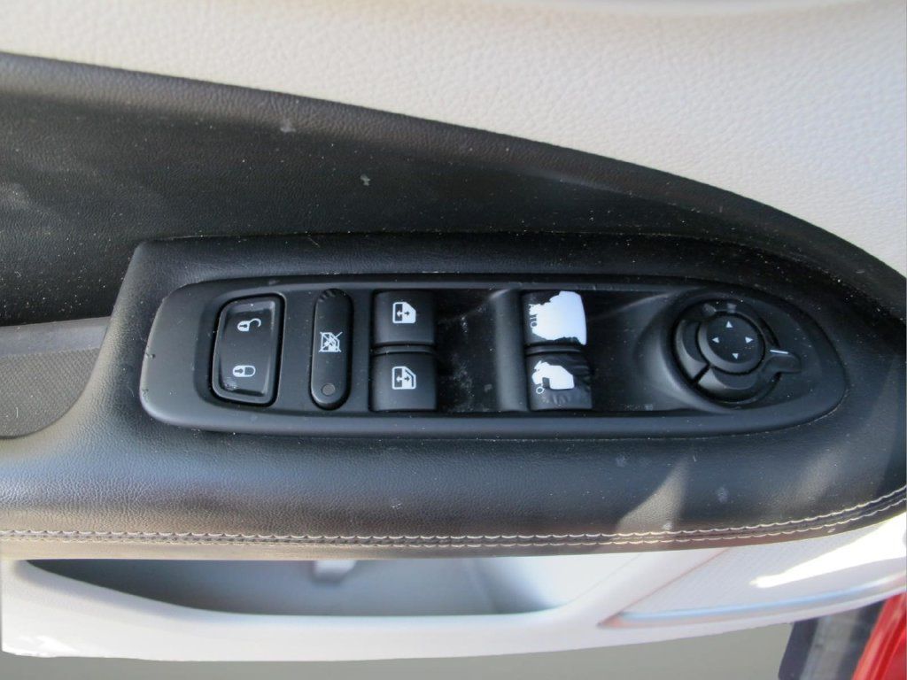 Used 2018 Jeep Compass Latitude w/ Popular Equipment Group FWD image 11