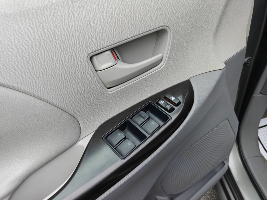 Used 2011 Toyota Sienna LE FWD image 15