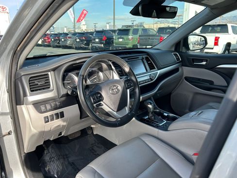 Certified 2019 Toyota Highlander XLE image 10