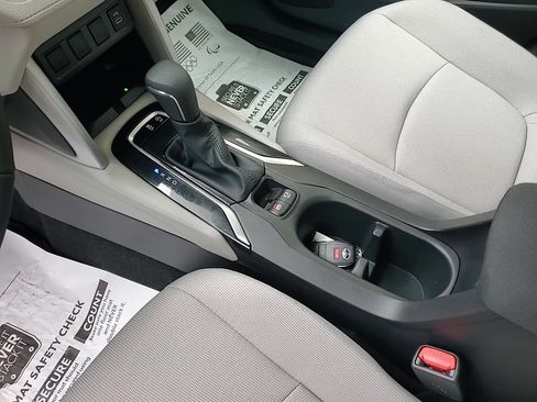 Used 2025 Toyota Corolla Cross LE image 18