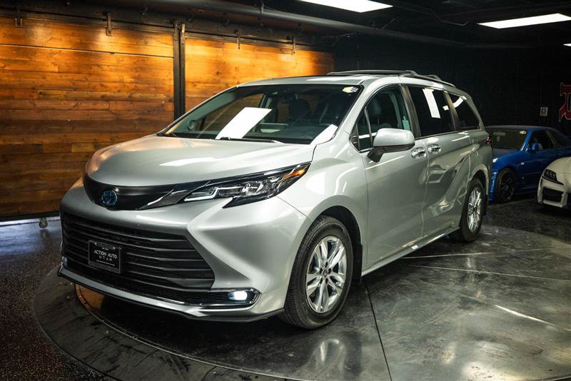 Used 2024 Toyota Sienna XLE w/ XLE Plus Package FWD image 2