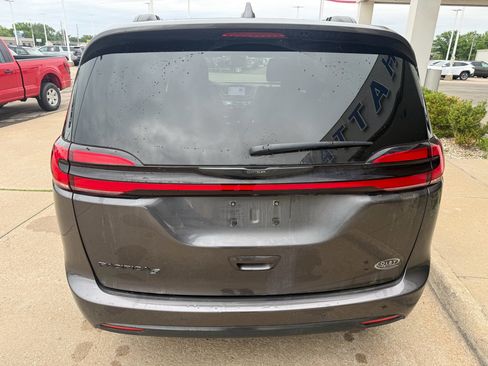 Used 2022 Chrysler Pacifica Touring-L w/ Uconnect Theater Family Group FWD image 7