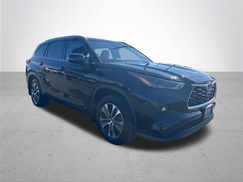 Used 2022 Toyota Highlander XLE AWD/4WD image 5