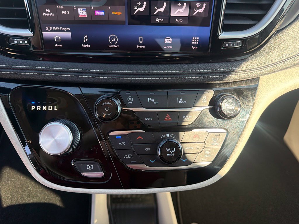 Used 2023 Chrysler Pacifica Touring-L FWD image 31