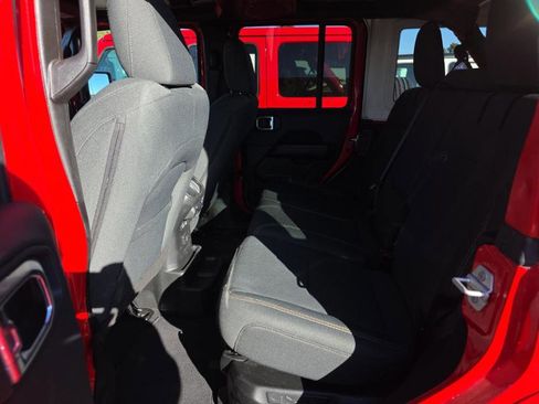 Used 2025 Jeep Wrangler Unlimited Sahara image 13