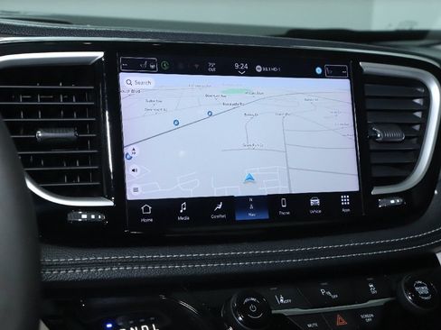 Used 2024 Chrysler Pacifica Limited FWD image 25