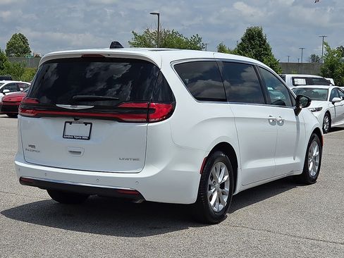 Used 2026 Chrysler Pacifica Limited FWD image 5