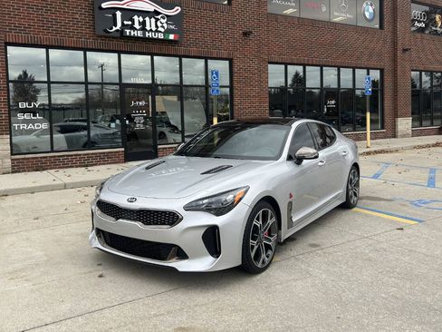 Used 2018 Kia Stinger GT2 image 2