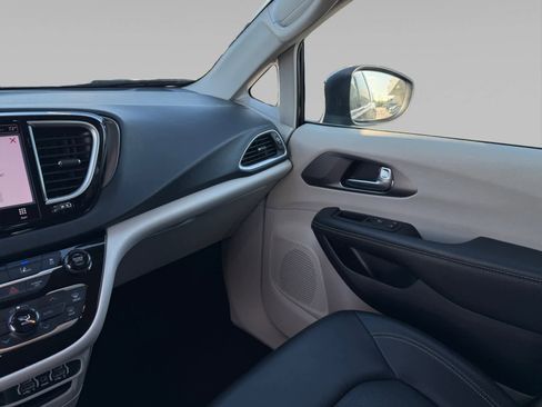 Used 2023 Chrysler Pacifica Touring-L FWD image 21