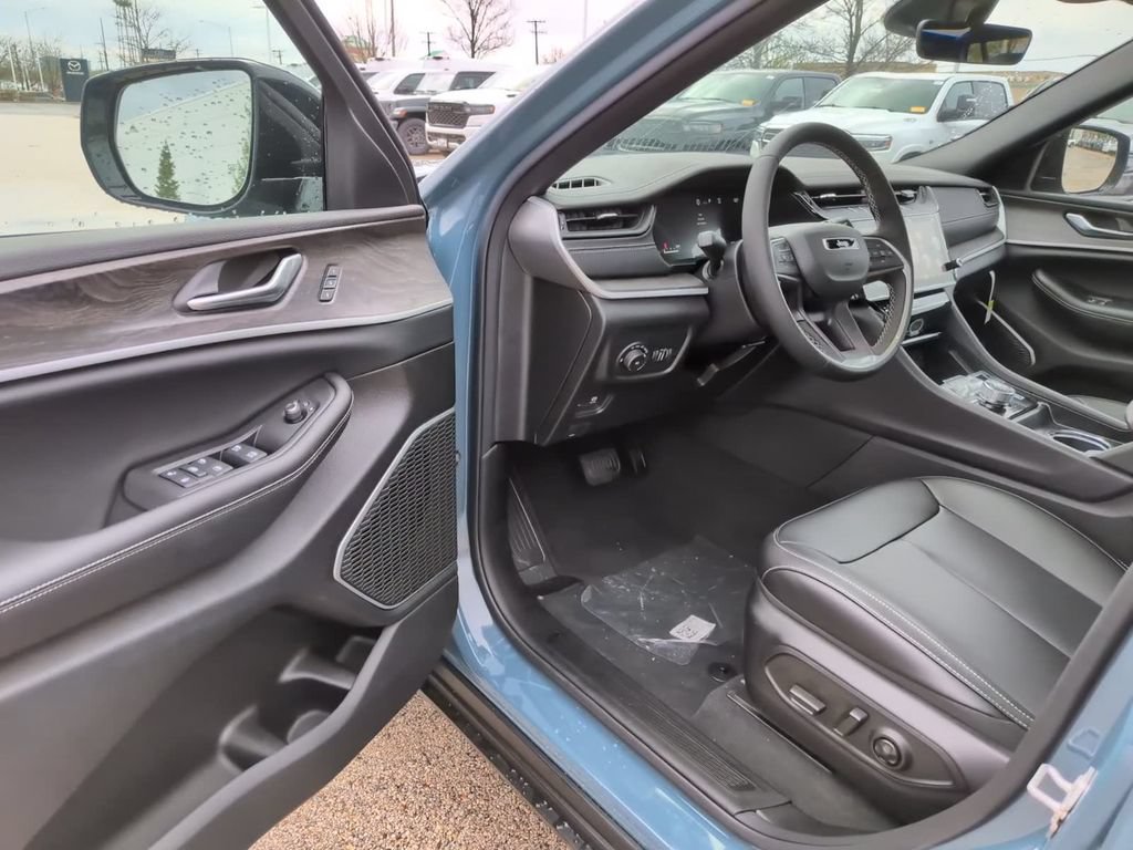 New 2026 Jeep Grand Cherokee L Limited w/ Limited Altitude Package AWD/4WD image 19