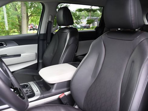 Used 2024 Kia Carnival LX FWD image 11