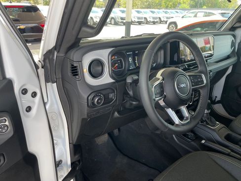 Used 2025 Jeep Wrangler Sahara image 33
