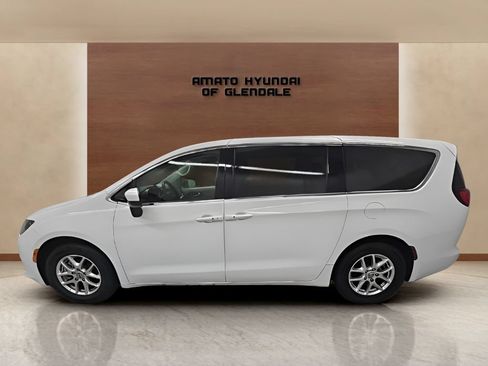 Used 2022 Chrysler Voyager LX FWD image 2