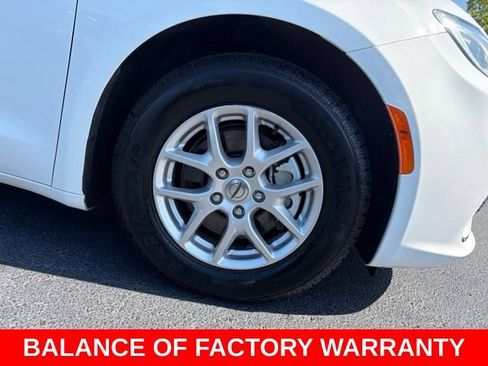 Used 2023 Chrysler Pacifica Touring-L FWD image 8