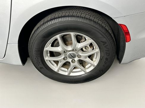 Used 2024 Chrysler Pacifica Touring-L image 11