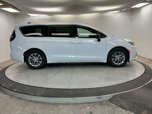 New 2026 Chrysler Pacifica Limited w/ Trailer Tow Group image 6