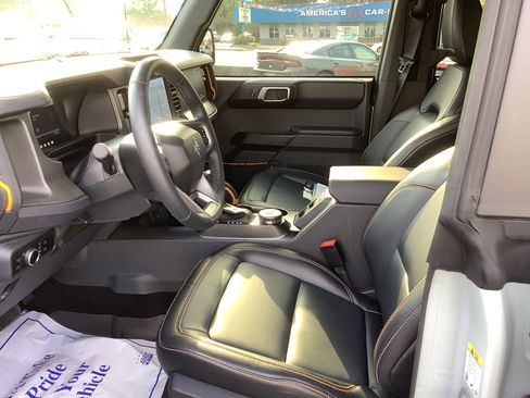 Used 2024 Ford Bronco Badlands image 11