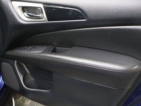 Used 2019 Nissan Pathfinder SV w/ Cargo Package image 11