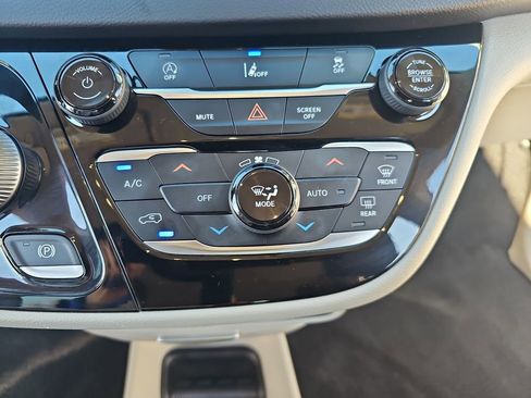 Used 2022 Chrysler Pacifica Touring-L image 23