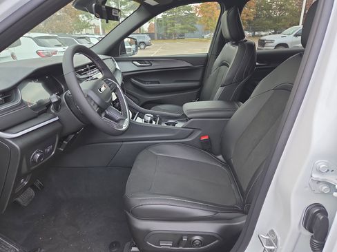 New 2025 Jeep Grand Cherokee L Altitude image 4