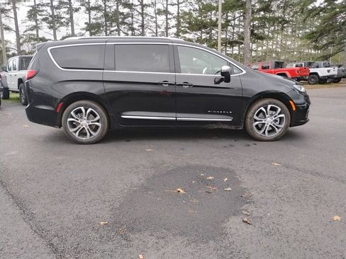 New 2026 Chrysler Pacifica Pinnacle w/ Trailer Tow Group AWD/4WD image 4