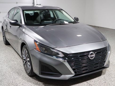 Used 2024 Nissan Altima 2.5 SV FWD image 5