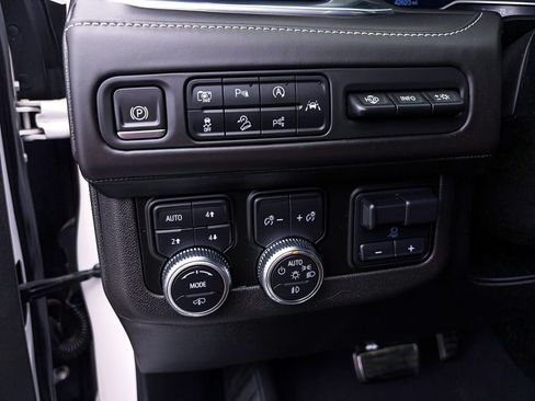Used 2023 GMC Yukon XL Denali Ultimate AWD/4WD image 9