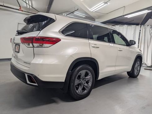 Used 2019 Toyota Highlander Limited Platinum image 3