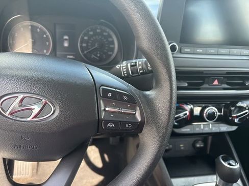 Used 2022 Hyundai Kona SE image 17