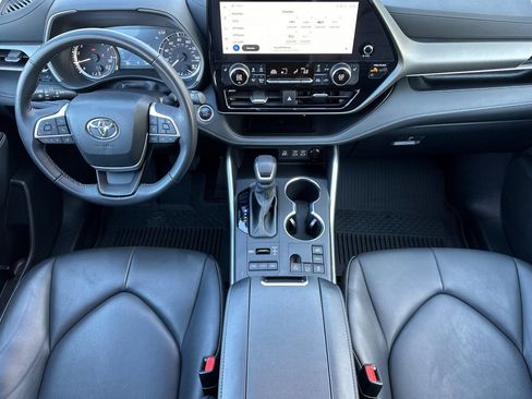 Used 2024 Toyota Highlander XLE image 16