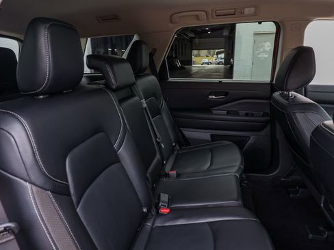 Used 2024 Nissan Pathfinder SL w/ Black Appearance Package image 18