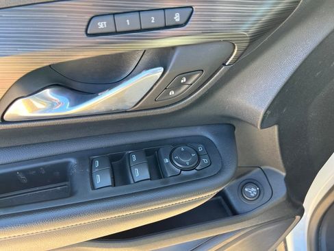 Used 2023 GMC Terrain SLT image 14