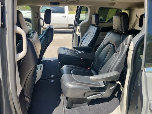 Used 2022 Chrysler Pacifica Touring-L FWD image 22