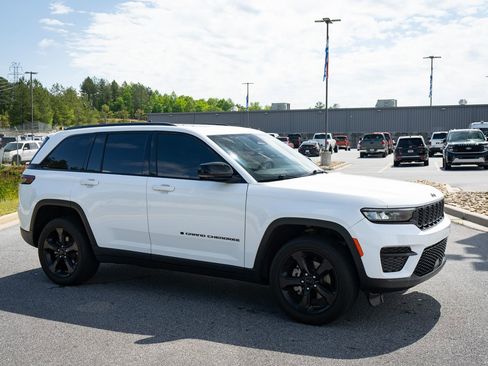 Used 2023 Jeep Grand Cherokee Altitude AWD/4WD image 12